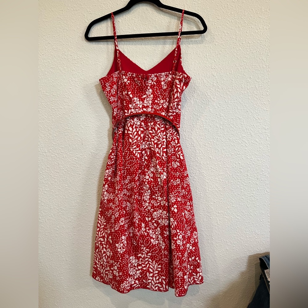 #254 Shyanne red floral flowy spaghetti strap dress size medium - Picture 4 of 7